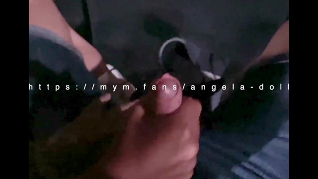 Angela Doll suce et baise un ami au cinéma, elle finit couverte de sperme